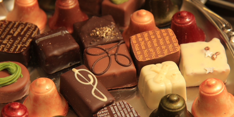 chocolate, holiday pet dangers, Christmas pet dangers, holiday pet toxins, Christmas pet toxins, pet emergency, pet health, pet safety, Animal Emergency & Referral Center of Minnesota, Twin Cities emergency vet, Minnesota emergency vet