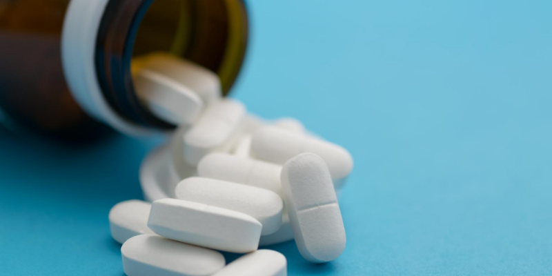 pills, pill bottle, cold medicine, pet poisons, pet toxins, flu season, cold season, human medications, toxic to pets, pills, Advil, Alieve, Dayquil, Nyquil, Claritin-D, Tylenol, ibuprofen