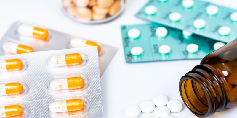 pills, pill bottle, cold medicine, pet poisons, pet toxins, flu season, cold season, human medications, toxic to pets, pills, Advil, Alieve, Dayquil, Nyquil, Claritin-D, Tylenol, ibuprofen